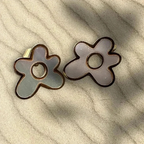 *NEW* Flower Stud Earrings - Stainless Steel  Gold Plated w/ Pearl Luminescence - Picture 4 of 7